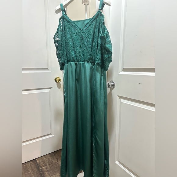 BloomChic Plus Size Guipure Lace Insert Cold Shoulder Split Party Dress - Picture 4 of 9